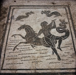 Antica Ostia. Piazza delle Corporazioni. Mosaico della Corporazione dei Marinai di Sabratha. Una ninfa e un cavallo marino