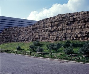 Antica Roma, periodo arcaico: vista delle rovine delle mura serviane, prima cinta della città di Roma, costruita sotto il re Servio Tullio. VI secolo a.C. Italia da Roman