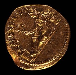 Aureo (rovescio) coniato da Adriano (AD 117-AD 138) raffigurante AEGYPTOS (Egitto) reclinata a sinistra. Iscrizione: AEGYPTOS