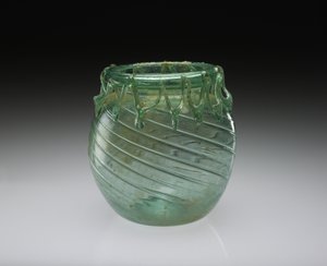 Vaso in vetro soffiato con decorazioni funzionali e decorative, 301-400 d.C.