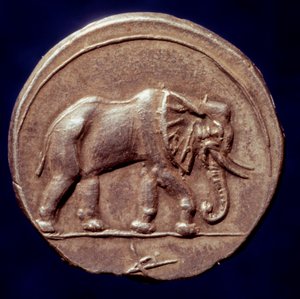 Civiltà cartaginese: medaglia rappresentante un elefante che permise al generale cartaginese Annibale di attraversare le Alpi nel 218 a.C. durante la Seconda Guerra Punica da Roman