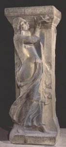Pilastro di pietra decorato con una baccante che suona un doppio flauto, copia di un originale ellenistico di Tessalonica da Roman