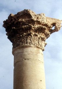Dettaglio di una colonna corinzia e capitello, romano, II secolo da Roman