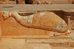 Scultura di delfino, bassorilievo sul Proscenio del teatro romano, Sabratha, Libia, II secolo d.C.