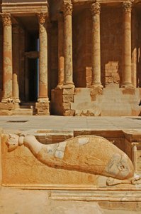Scultura di delfino davanti al palco, Sabratha, Libia, c.190 d.C.