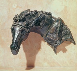 Testa di un mulo coronata di edera, ornamento dal bracciolo di un letto