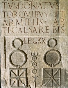 Insegne incise della Ventesima Legione Vittoriosa Valeriana, legione romana fondata nel I secolo d.C. da Roman