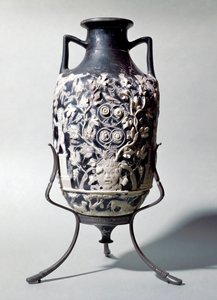 Piccola anfora chiamata vaso blu che mostra una scena dionisiaca da Roman