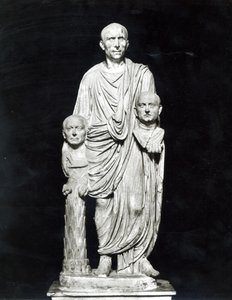 Lucio Giunio Bruto che tiene i busti dei suoi antenati