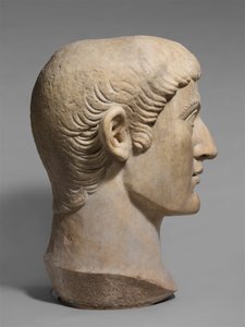 Testa di marmo dell