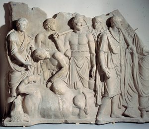Rilievo in marmo dal Foro di Traiano: scena di aruspice (indovino etrusco) che consulta le viscere di un toro con sacerdote e littori. Intorno al 120 d.C. Parigi, Museo del Louvre da Roman
