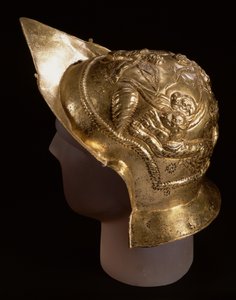 Elmo da parata, raffigurante cupidi in una corsa di carri, dal sito romano di Newstead, Melrose, fine I secolo d.C. da Roman