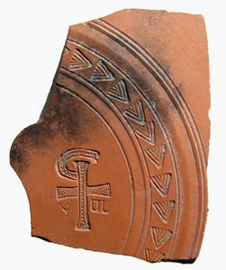 Frammento di ceramica con combinazione di lettere che formano un