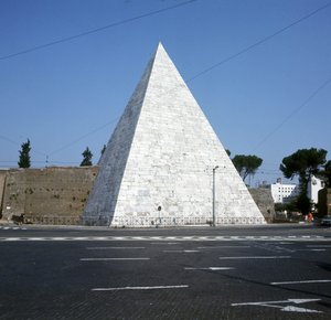 Piramide di Cestio, Roma