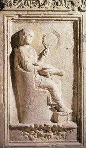 Rilievo raffigurante una dama romana con uno specchio da Roman