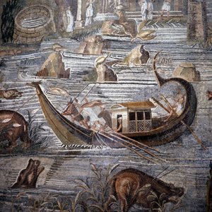 Nave fluviale del I secolo a.C. (dettaglio) del mosaico di Palestrina. Il timone è a poppa e doppio. Questo mosaico proviene dal Tempio della Fortuna ed è ora conservato a Palazzo Barberini