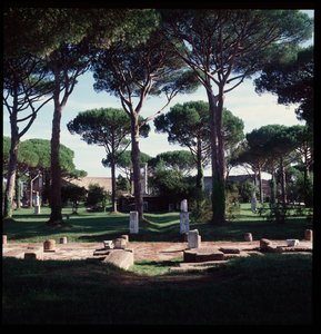 Arte romana: vista delle rovine del macellum (Piazza del Mercato) sito archeologico di Ostia