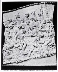Soldati romani che curano i feriti, un calco preso dalla Colonna Traiana, 113 d.C. (marmo)