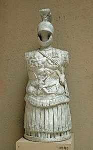 Arte romana: Trofeo di armi sotto forma di armatura da parata di soldato romano del I secolo a.C. Roma, Museo della Civiltà Romana da Roman