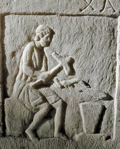 Arte romana: dettaglio di una stele che raffigura un fabbro che colpisce il metallo su un