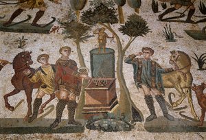 Arte romana: dettaglio del mosaico "La piccola caccia" Cacciatori vicino a un altare dedicato al culto di Diana, dea della caccia. 315-350 d.C. Piazza Armerina, Villa Romana del Casale