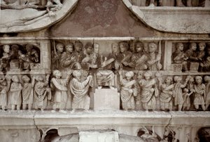 Arte Romana: bassorilievo in marmo che rappresenta la distribuzione di sussidi al popolo nel foro di Cesare. 312-315 d.C. Arco di Costantino, Roma da Roman