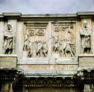 Arte romana: basso rilievo in marmo che rappresenta la distribuzione di sussidi al popolo (sinistra) e la resa di un capo barbaro (destra). 312-315 d.C. Arco di Costantino, Roma da Roman
