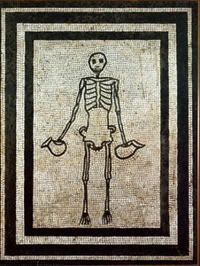 Arte romana: scheletro che tiene due brocche. Mosaico del I secolo. Napoli, Museo Archeologico Nazionale