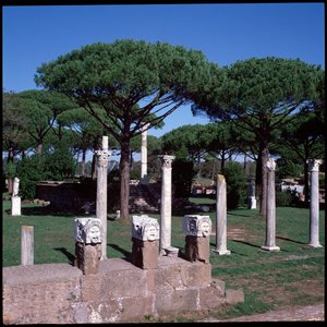 Arte romana: veduta delle rovine del Tempio di Cerere, sito archeologico di Ostia