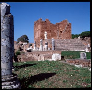 Arte romana: vista delle rovine del Campidoglio, sito archeologico di Ostia