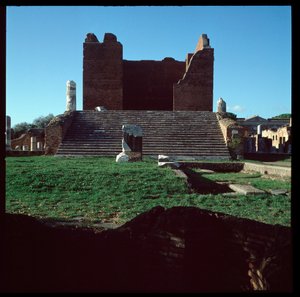 Arte romana: vista delle rovine del Campidoglio, sito archeologico di Ostia
