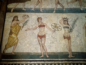 Arte romana: giovani romani impegnati in esercizi fisici. Indossano un perizoma intorno ai reni e uno strophium (antenato del reggiseno) sul petto. I rami di palma che tengono sono simboli di vittoria. (dettaglio) da Roman