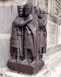 Tetrarchi. Sculture in porfido rosso del IV secolo. Venezia, Piazza San Marco.