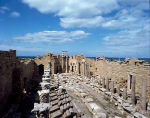 Veduta della Basilica, costruita come tribunale, III secolo da Roman