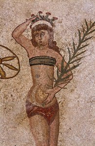 Giovani romani impegnati in esercizi fisici. Indossano un perizoma intorno ai reni e uno strophium (antenato del reggiseno) sul petto. Un perizoma intorno ai reni. Il ramo di palma che tengono è un simbolo di vittoria. Mosaico romano del III-IV secolo dell