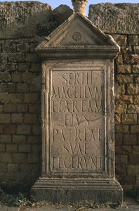 Stele con iscrizione sul mercato di Sertius, Alto Impero da Roman Imperial Period