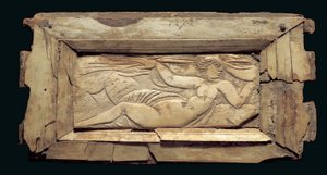 Placca incorniciata con una figura femminile, dall