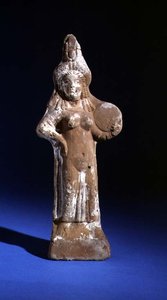 Statuetta della dea Iside con un tympanon da Roman Period Egyptian