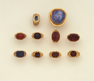 Un Anello Romano in Oro e Calcedonio Intagliato, un Grande Cammeo Romano in Calcedonio Blu-Grigio con Testa di Medusa e una Selezione di Anelli, Due Anelli in Stile Selgiuchide