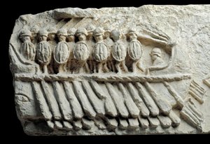 Bireme che trasporta soldati armati (bassorilievo) da Roman Roman