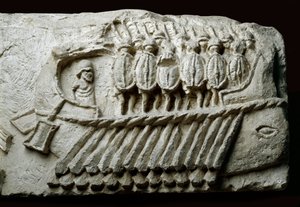 Calco di una bireme da guerra romana che trasporta soldati armati (rilievo su roccia) da Roman Roman