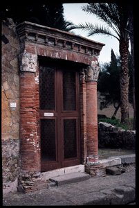 Porta della casa del Gran portale, V secolo a.C.-I secolo d.C. da Roman Roman