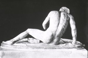 Galata morente, copia di un originale greco del c.230-220 a.C. di Epigonos (vista posteriore) da Roman Roman