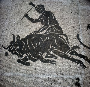 Mosaico raffigurante una scena di macellazione di un toro trovato a Ostia (vicino a Roma). Attualmente conservato nell