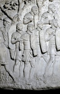 Arte romana: legionari romani pronti per la battaglia. Stampo del 1862 che riproduce i bassorilievi della colonna di Traiano a Roma costruita durante il regno dell