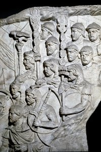 Arte romana: guerrieri che portano il Vessillo (stendardi romani). Stampo del 1862 che riproduce i bassorilievi della colonna di Traiano (Colonna Traiana) a Roma costruita durante il regno dell