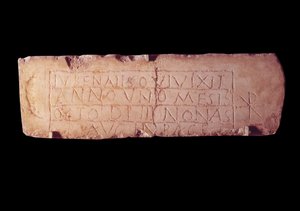 Antichità romana: placca di loculo chiamata Jubenalis, epitaffio di un bambino morto da Roman Roman