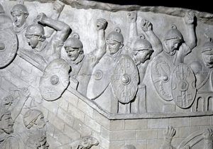 Arte romana: soldati romani in difesa di una roccaforte. Calco del 1862 che riproduce i bassorilievi della Colonna Traiana a Roma da Roman Roman