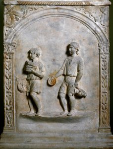Arte romana: altare funerario raffigurante due servi che portano oggetti per il sacrificio (bassorilievo)