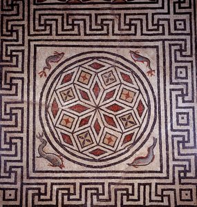 Arte romana: mosaico decorato con delfini. Nîmes, museo di archeologia